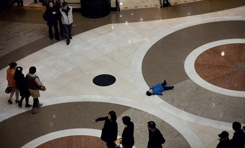 땡깡 투정 장난감 사줘 아이 필살기 마트 완구코너 누워