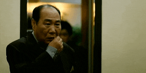 타짜 너구리 입막아 입틀막 입닫아 비밀 말하면 가만안둬 발설금지 말하지마 입에자크채우는시늉 입에자크 입자크 악플러 닥쳐라 입닫아라 입단속