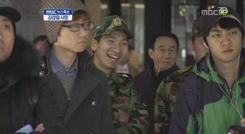 군대 전역 해맑 김정일 사망 뉴스 표정 군인 민간인