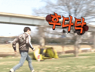 다급 급함 후다닥 뛰어가는 다급하게 달려 뛰어 급해