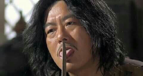 추노 거지 성동일 천지호 웃음 비열 노비 사냥꾼  칼 단검 혓바닥 협박 칼끝 칼날