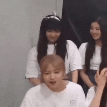 입틀막 그만 하지마 닥쳐 말잇못 입틀어막는 모습 안유진 그만해 말하지마