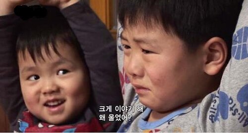 동생 형 벌받는형 처다보는 동생 크게 이야기해 왜울었어 레전드