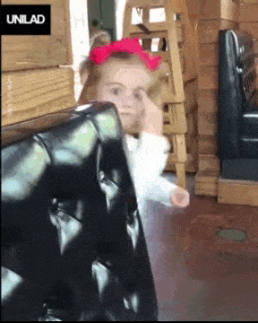 지켜보고있다 지켜본다 보고있다 외국 꼬마 아이 손가락 내거 건들지마