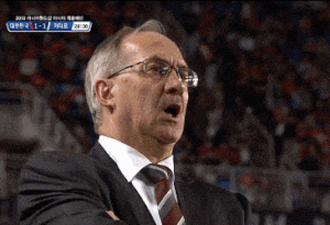 저요 여기 손들고 소리치는 감독 축구