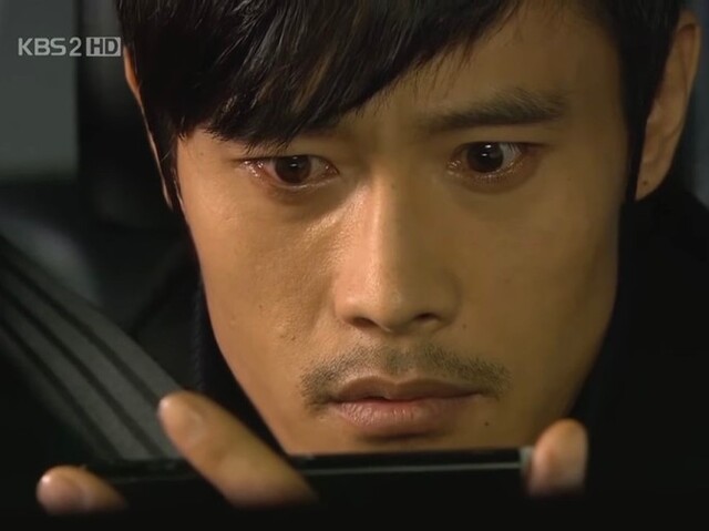 이병헌 표정 놀라는 깜놀 깜짝 휴대폰 보면서 장면