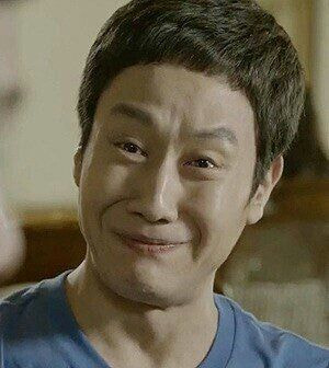 풉 비웃음 풋 웃음참기