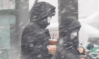 얼죽아 커플 눈오는날 커피 얼어죽어도 아이스 뉴스 눈오는날 방송