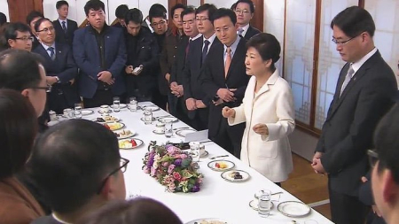 박근혜 기레기 다소곳 공손 두손모아 얌전 청와대 기자