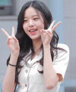 손하트 인사 안녕 예쁜 여자 아이돌 장원영 프로듀스 출근 브이 애교