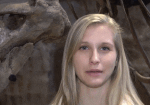 리포터 말하는 미녀 금발 공룡 화석 티라노사우루스 줌아웃