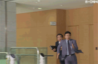 출근 현장 뛰어 출동 달려 다급