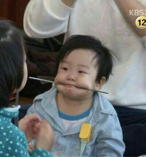 아기 귀여운 젓가락 입에물고 입