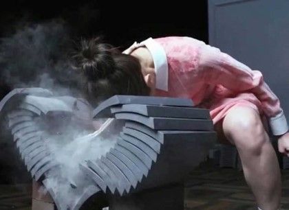 격파 기왓장 머리 이마 여자