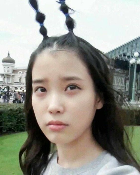 아이유 더듬이머리 가수 머리스타일