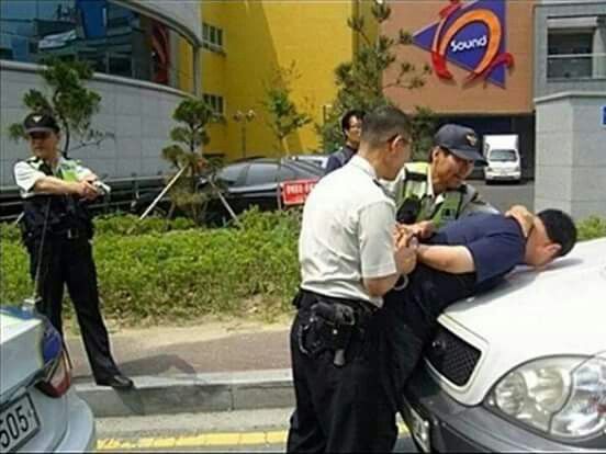 철컹철컹 경찰 체포 검거 범죄 현장범 수갑