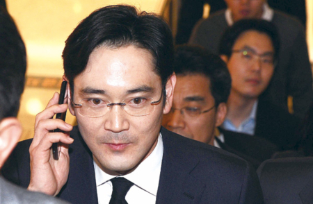 이재용 삼성 부회장 전화받는 모습