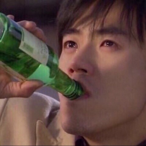 소주 눈물 병나발 슬픔 좌절 분노 울면서 술먹는 장면