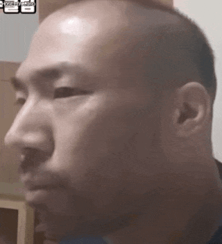 정상수 표정 띠껍