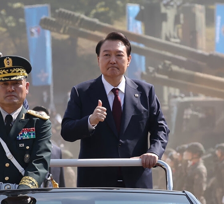 따봉 엄지척 윤석열 국군의날 모지리