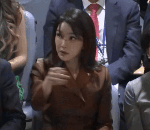 김건희 유엔 연설장 손가락질 지시 손가락 김명신 유지