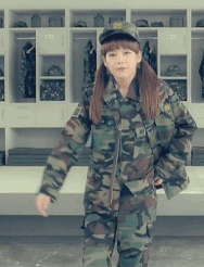 아이유 군인 예비군 전역모 말년 경례 인사 군바리