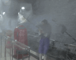 태풍 날씨 비바람 극한직업 뉴스 리포터 우산 체험 기상캐스터