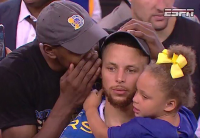 귓속말 멍한표정 아빠 딸 스포츠 경기