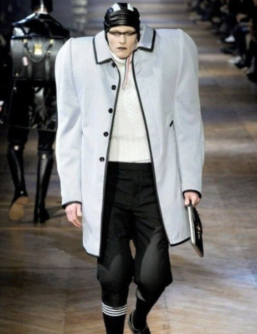 어깨뽕 거들먹 거들먹거림 당당함 자신감 패션쇼