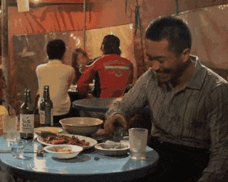 혼술 술잔 소주 혼자 솔로 헛웃음 똥파리