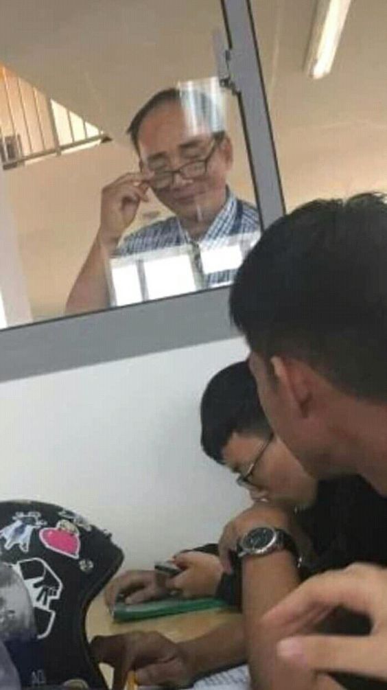 지켜보고있다 교장 학교 학생 창문 안경 본다 지켜본다