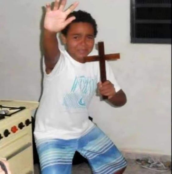 악마 퇴치 퇴마 십자가 무서워 무서운 두려움 아이 도망 귀신