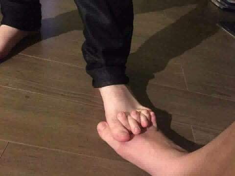 발깍지 발가락 꼭잡은발