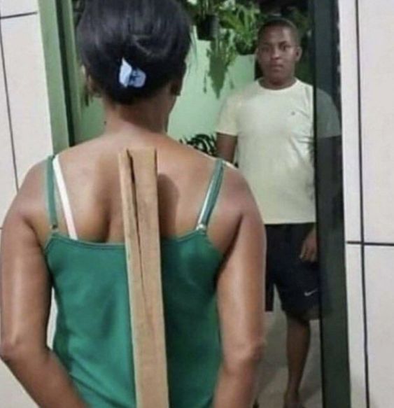 남편 외박 아내 몽둥이 뒤로 숨기고 제삿날 위험 도망쳐