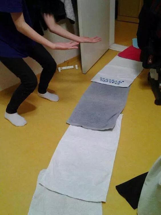 레드카펫 어서오세요 이리로 모실께요 접대 손님 귀한 수건 수건카펫