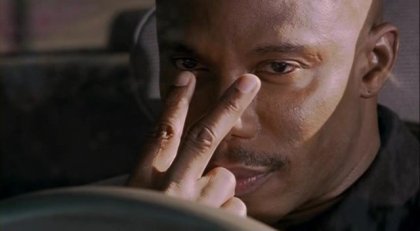 지켜보고있다 지켜본다 지켜보고 있다