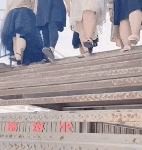 계단 쿵쿵쿵 흔들리는 물잔 여시 메갈 페미 뚱뚱