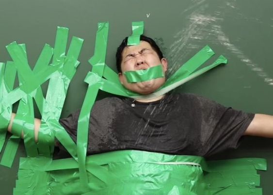 닥쳐 입닫아 청테이프