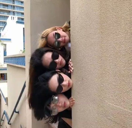 빼꼼 훔쳐보기 여자들 벽에서 몰래