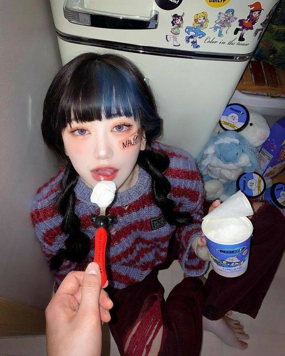 아이스크림 여자 떠먹여주는