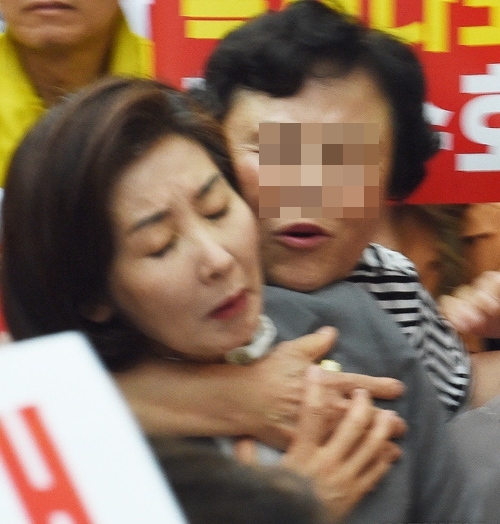 나경원 기습포옹 아줌마 헤드락 지지자 정치 정치짤