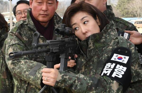 나경원 정치 정치짤 사격자세 사격 소총 모지리 눈까리 국민의힘 국회의원