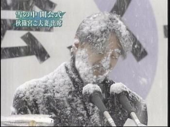 폭설 눈 눈내리는 인터뷰 기자 회견 마이크 눈사람