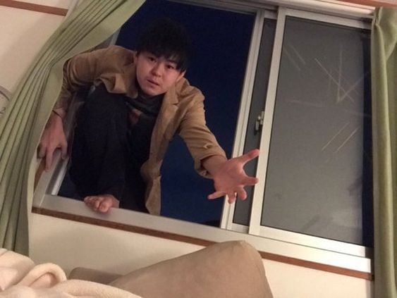 창문 손길 도둑 어서와 이리와