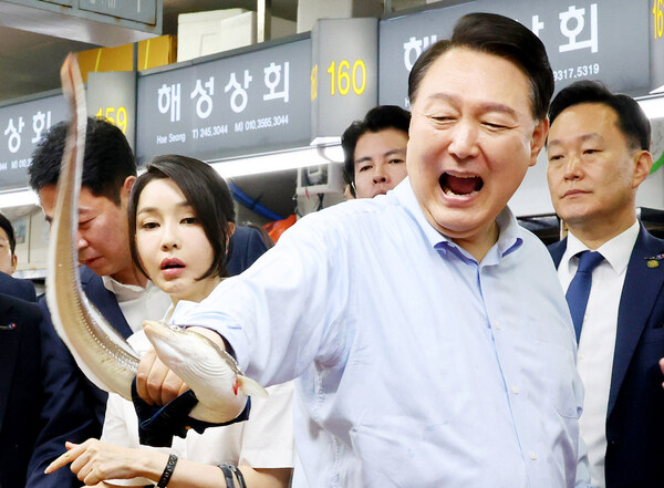 윤석열 장어 자갈치 부산 수산물 후쿠시마 오염수 입벌리고