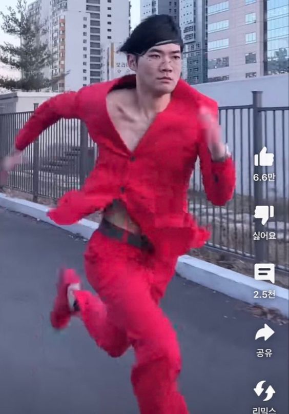 달리기 무표정 빨간옷