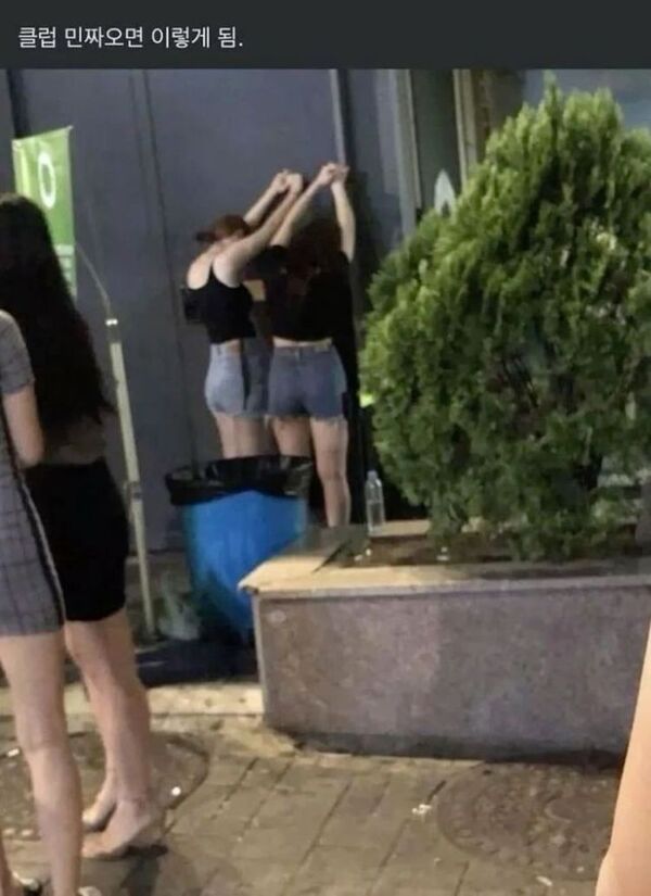 클럽 여고생 손들고 서있는 모습 벌받는 민짜