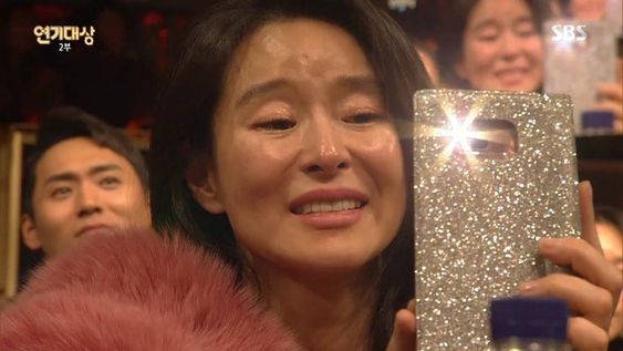 연기대상 울면서 사진 스마트폰 카메라
