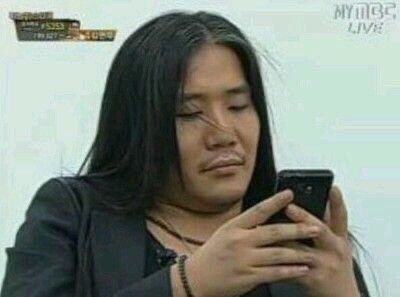 박완규 긴머리 가수 부활 노래 핸드폰 문자 스마트폰 보는 모습