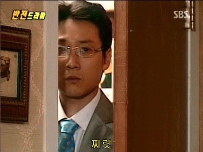 찌릿 지켜보고있다 본다 몰래 문틈으로 남자 문열고 쳐다본다